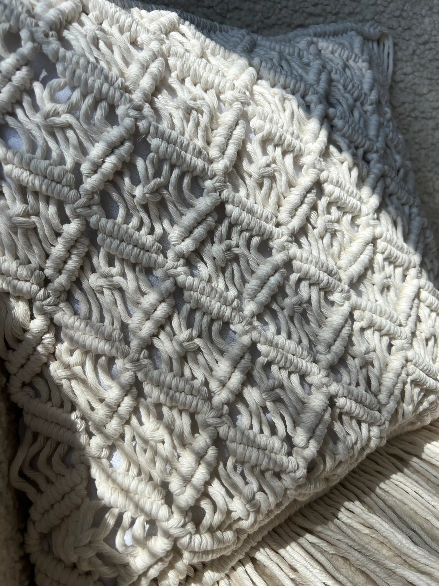 Analyzing image cushion_cover_in_macrame_technique_kalabutka_design